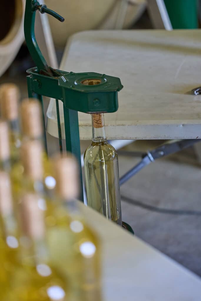 Machine à embouteiller le vin avec bouchons en liège.