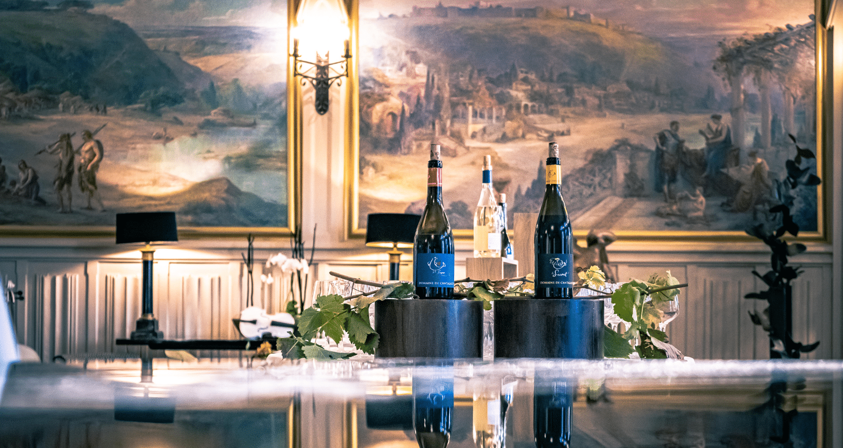 Bouteilles de vin dans un salon décoré élégamment.