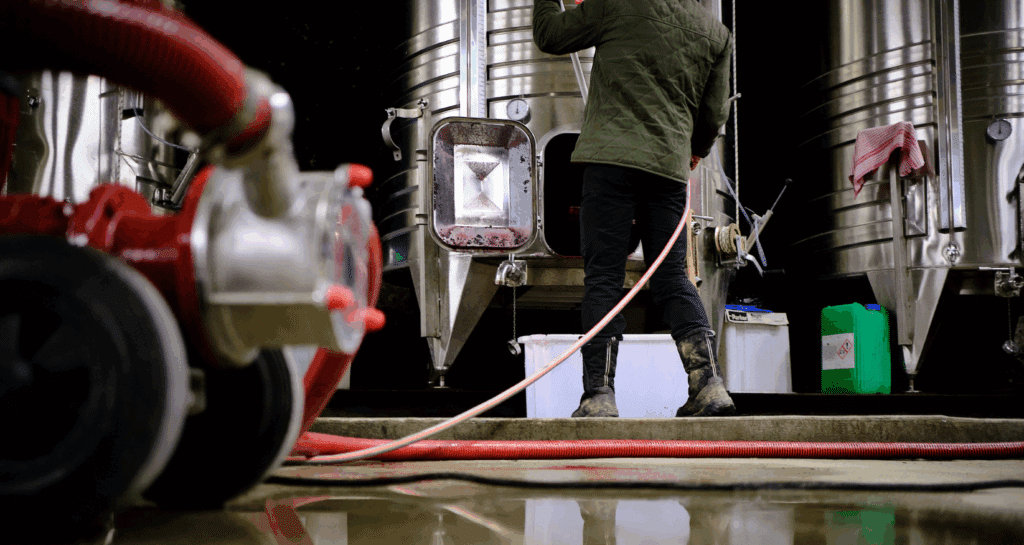 Procédé de fermentation du vin dans une cave.