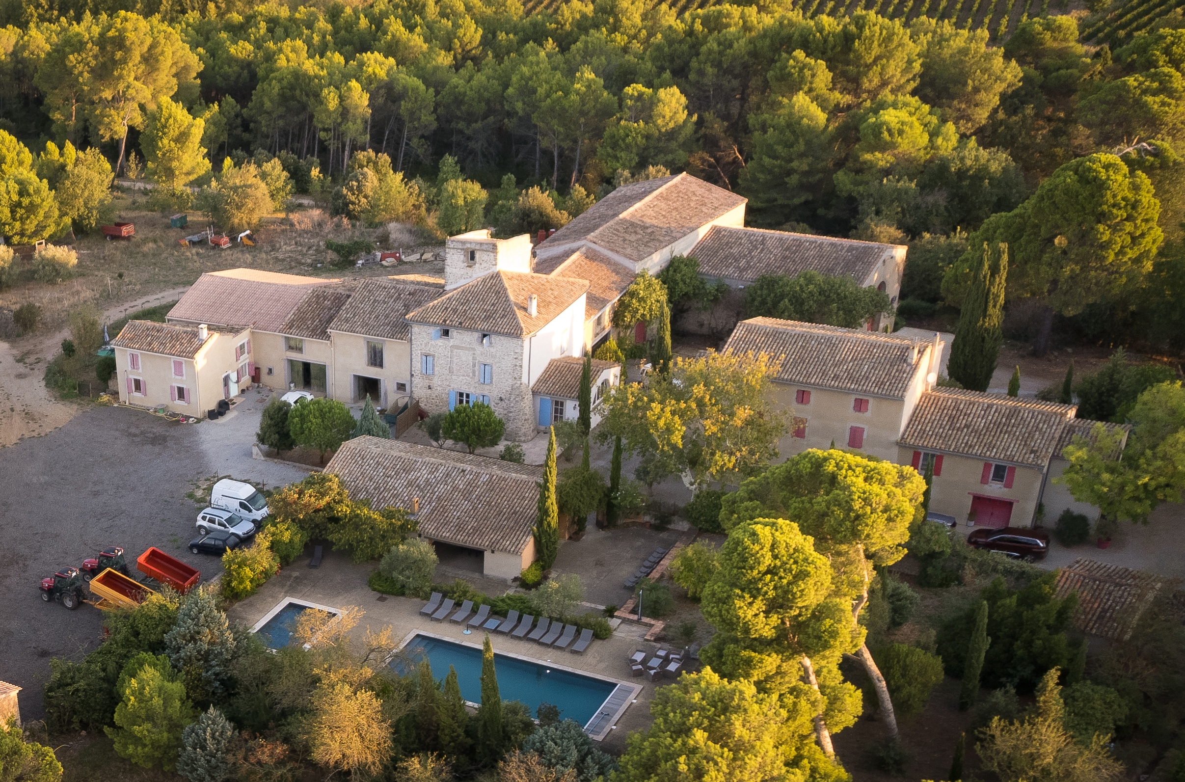 Vue aérienne d'une maison de campagne provençale.