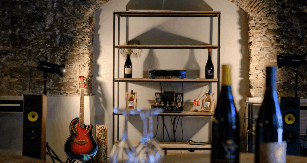 Salle décorée avec guitare et bouteilles de vin.